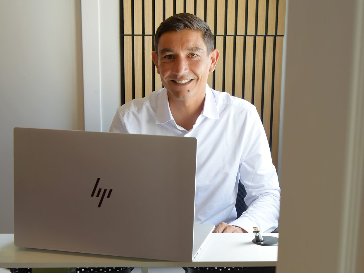 Nicolas Lefèvre, coach de couple et relationnel, à son bureau dans son cabinet de La Roche-sur-Yon